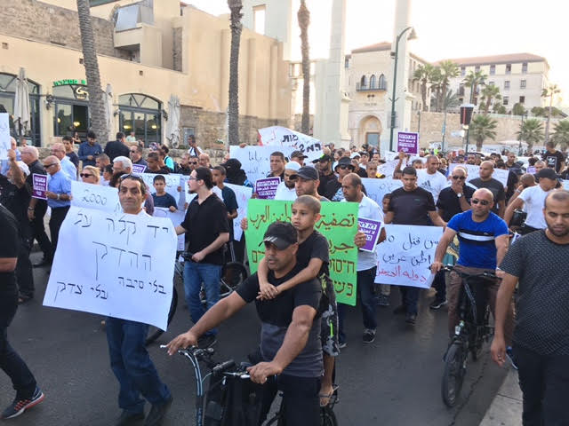 مسيرة حاشدة احتجاجا على عنف الشرطة بحق العرب
